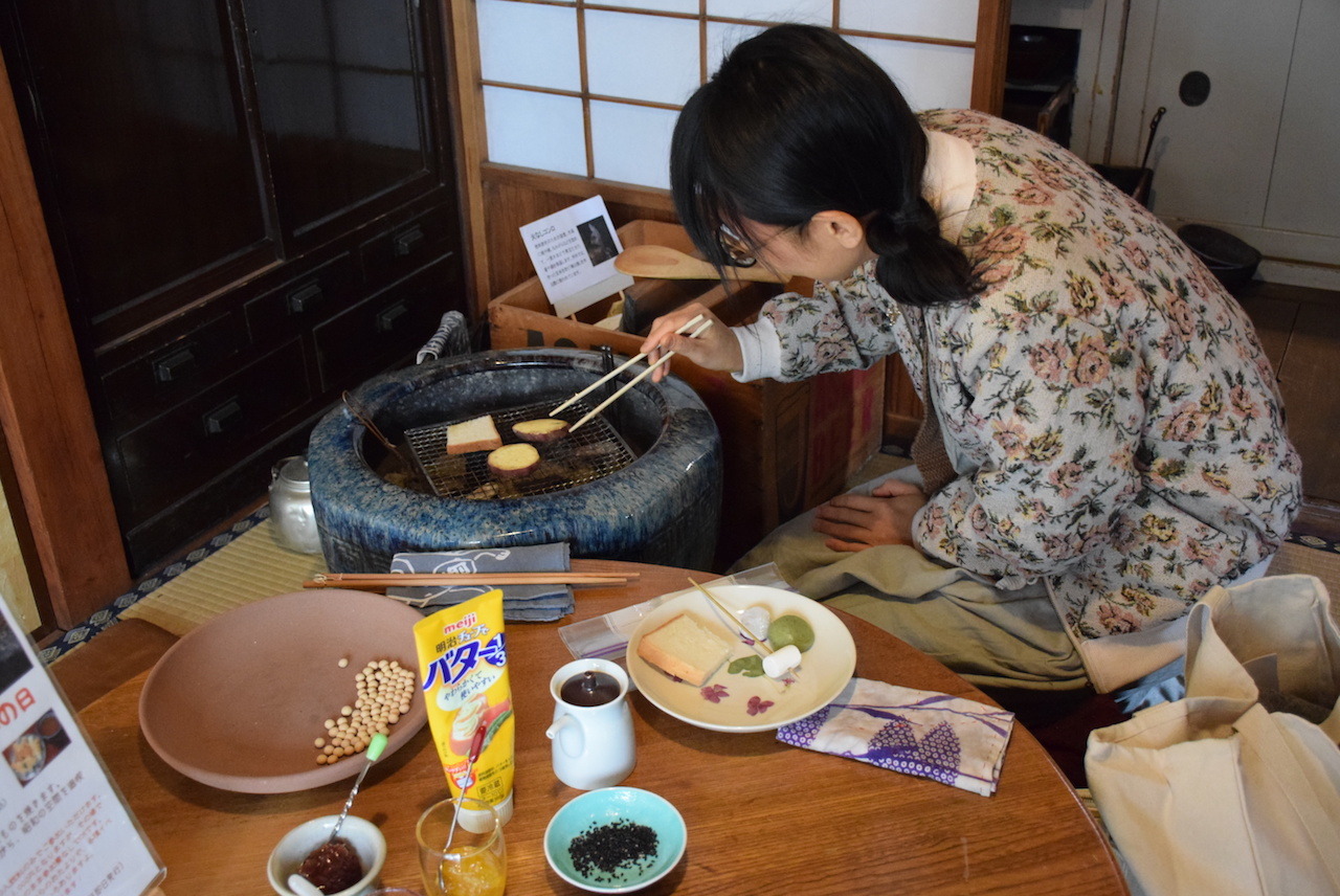 のんびり“火鉢の日”: 昭和のくらし博物館の日々